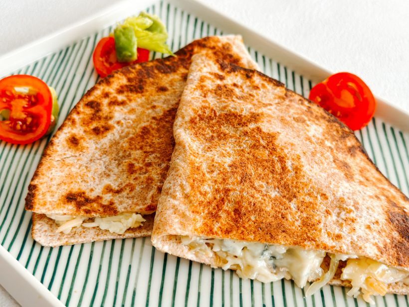 Quesadilla cu brânzeturi si ceapă caramelizată cu cognac, salată de roșii si avocado