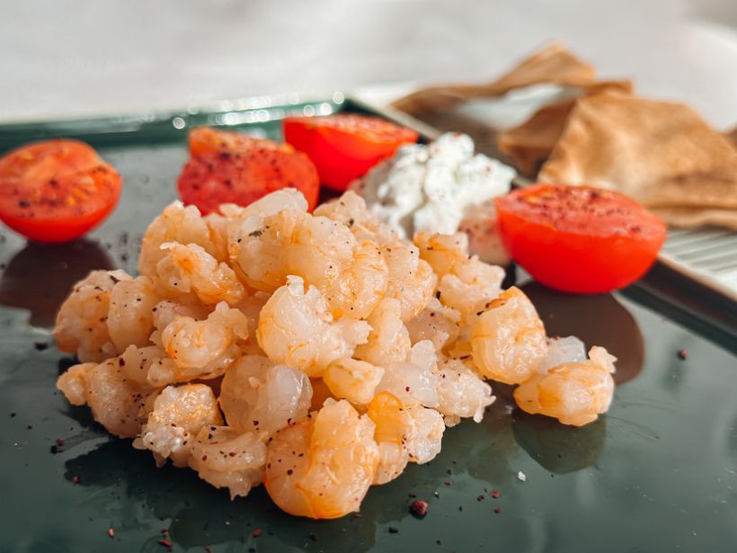 Dip de baby shrimps, cremă de brânză cu verdețuri proaspete si rosii cu sumac