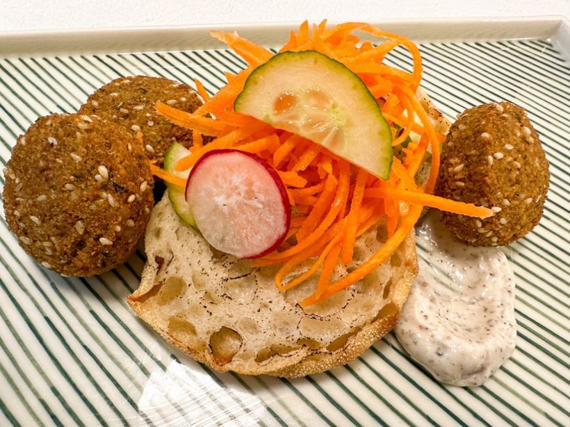 Falafel, chifla englezeasca, si maioneza cu salsa de trufe si usturoi