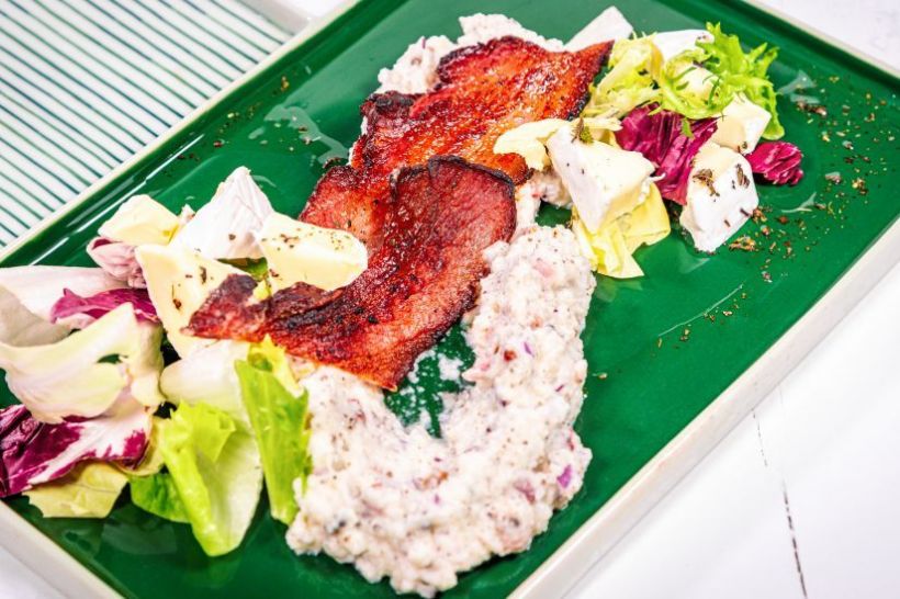 Stampott cu bacon, mix salata, dressing de lamaie și camembert