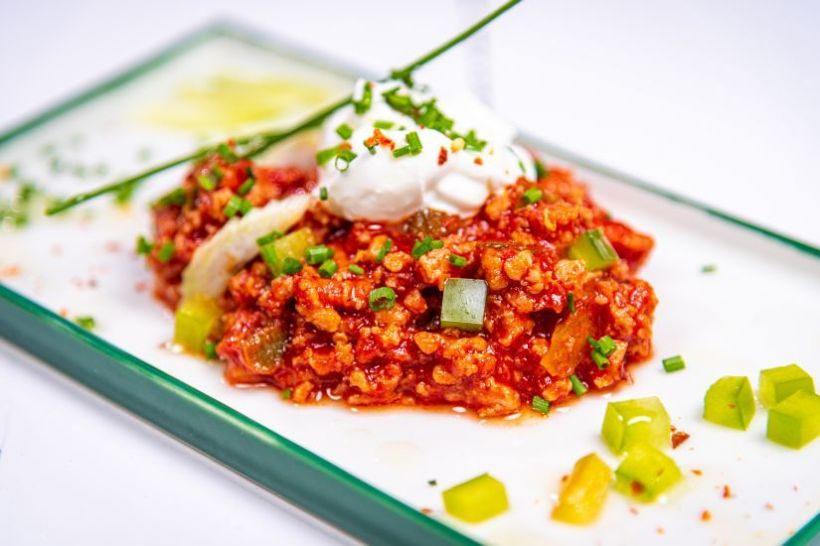 Chilli con carne cu smântână și chives